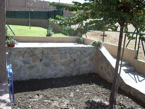Construcción de muro de contención en jardín
